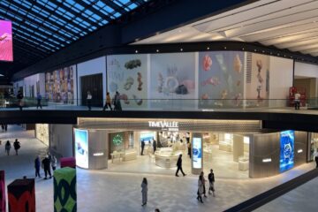 Stores & restaurants in royal mount mall Montreal ( 5401 Royalmount Ave., Montreal, Quebec H4P 1G9)